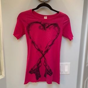 Hot pink T-shirt guns with smoking heart small